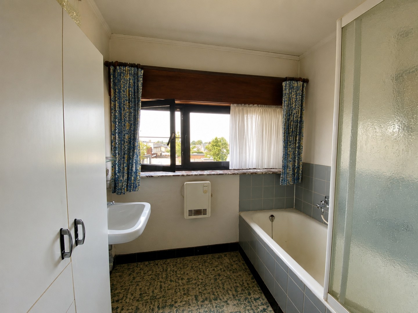 Zeer goed gelegen te renoveren gezinswoning met tuin en garage op 245 m²! 