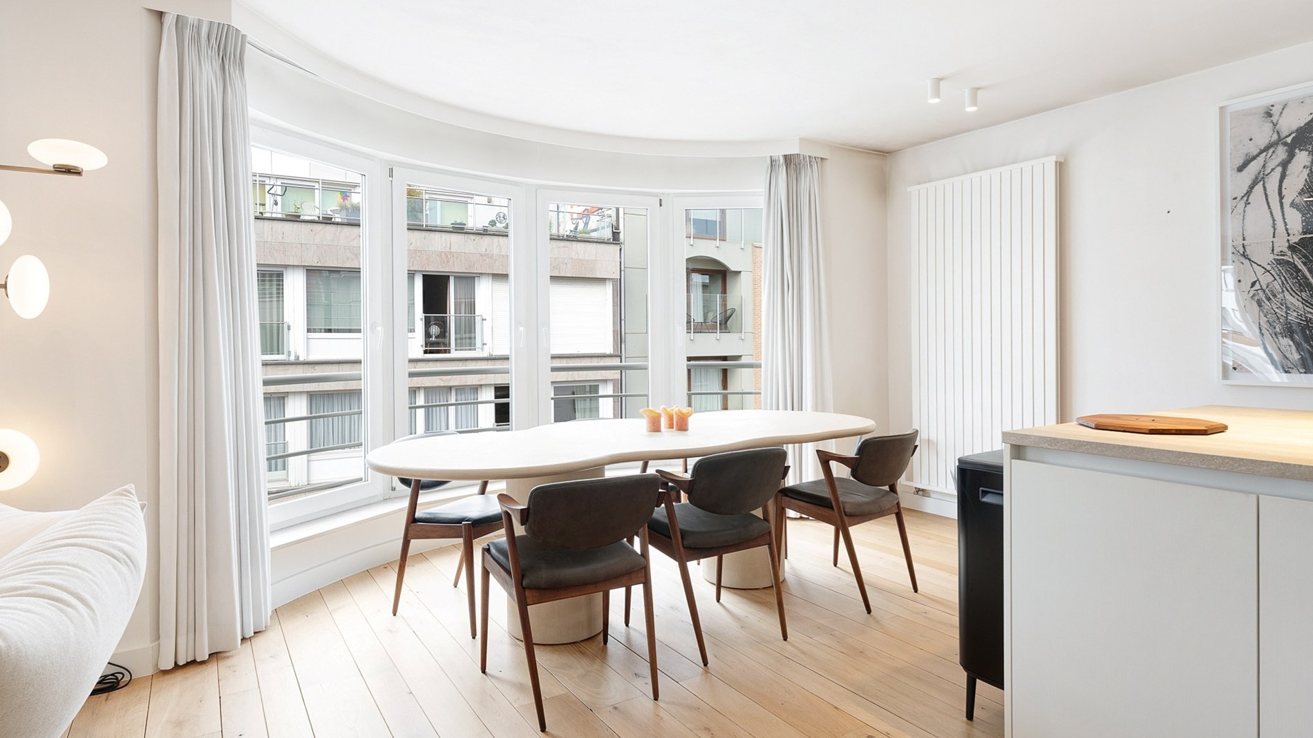 Ruim appartement van 138 m² gelegen op de Jozef Nellenslaan te Knokke en combineert ruimte, lichtinval en comfort. 
