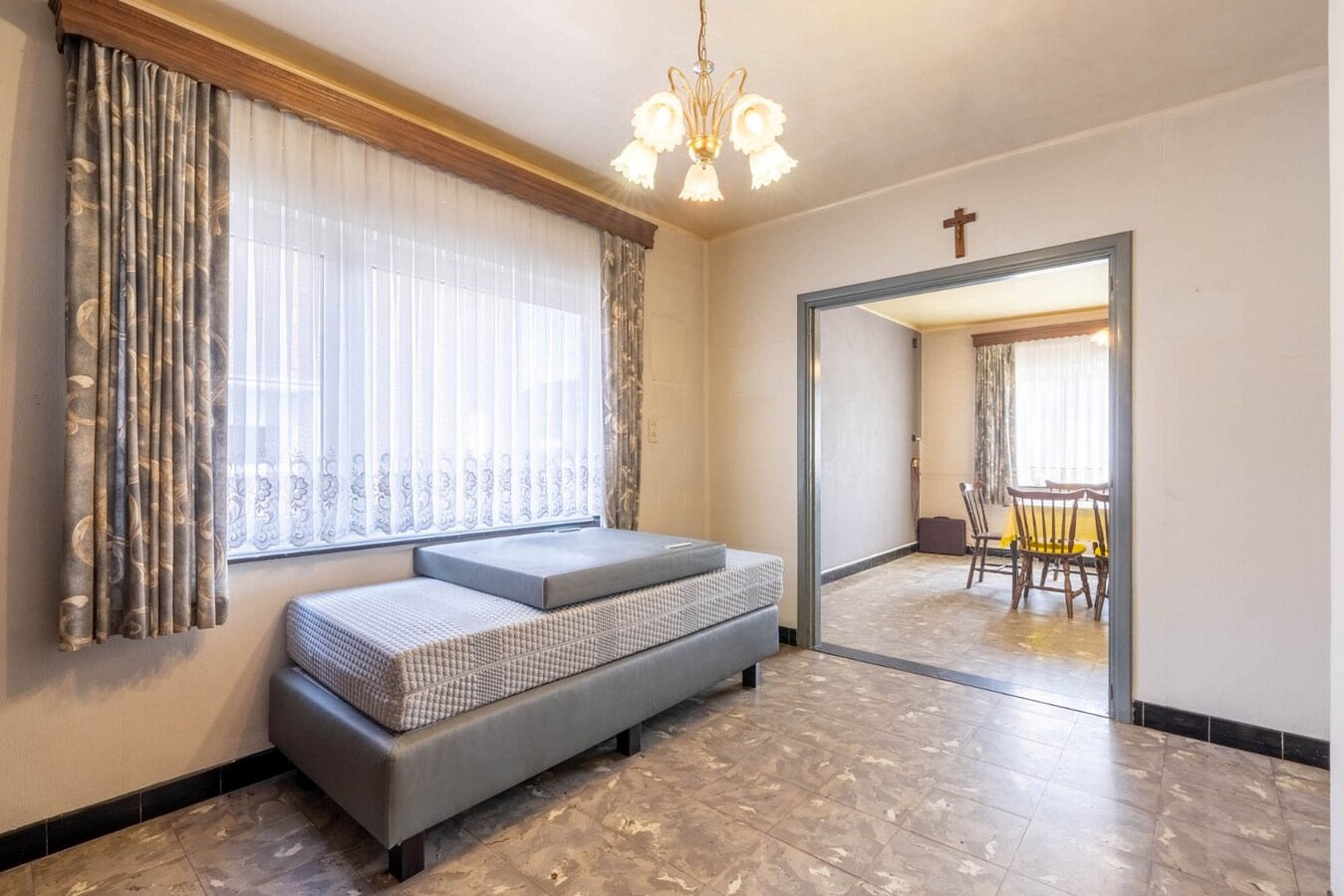 Charmante, te renoveren woning op een perceel van 9a14ca met ruime garage in achtertuin! 