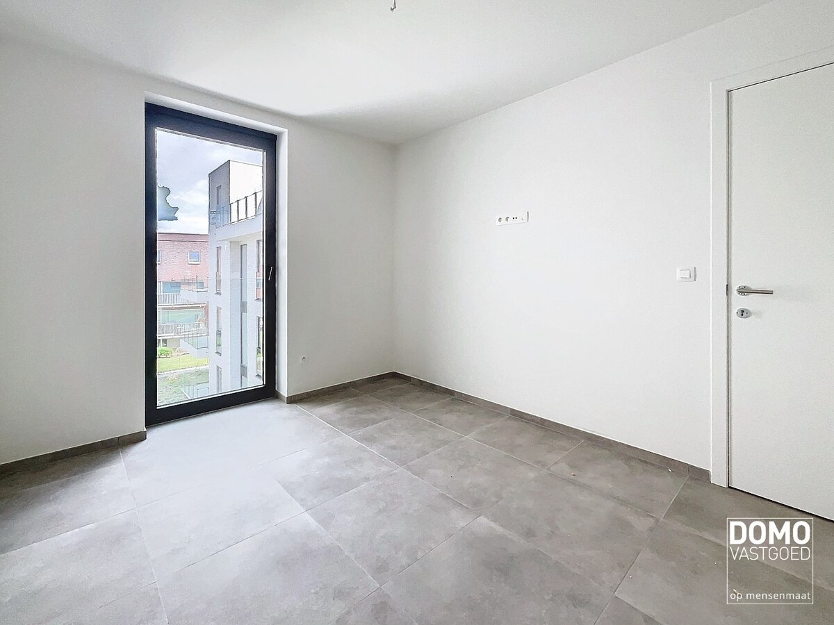 NIEUWBOUWAPPARTEMENT MET 2 SLAAPKAMERS, RUIM TERRAS, ONDERGRONDSE AUTOSTANDPLAATS EN KELDERBERGING AANWEZIG IN MAASMECHELEN 