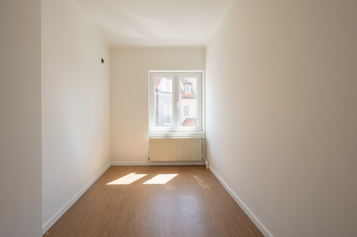 Brede gezinswoning met garage, privé staanplaats en zonnige stadstuin in Oud-Knokke. 