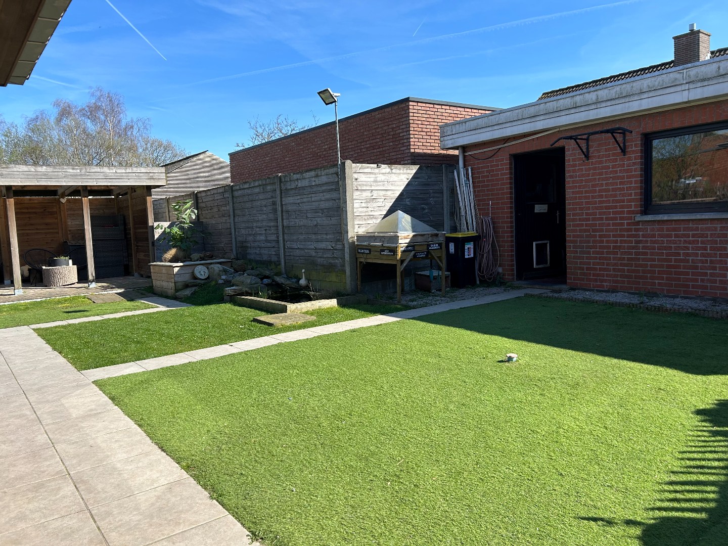 Instapklare woning met 3 slaapkamers, garage en tuin op 496m² 