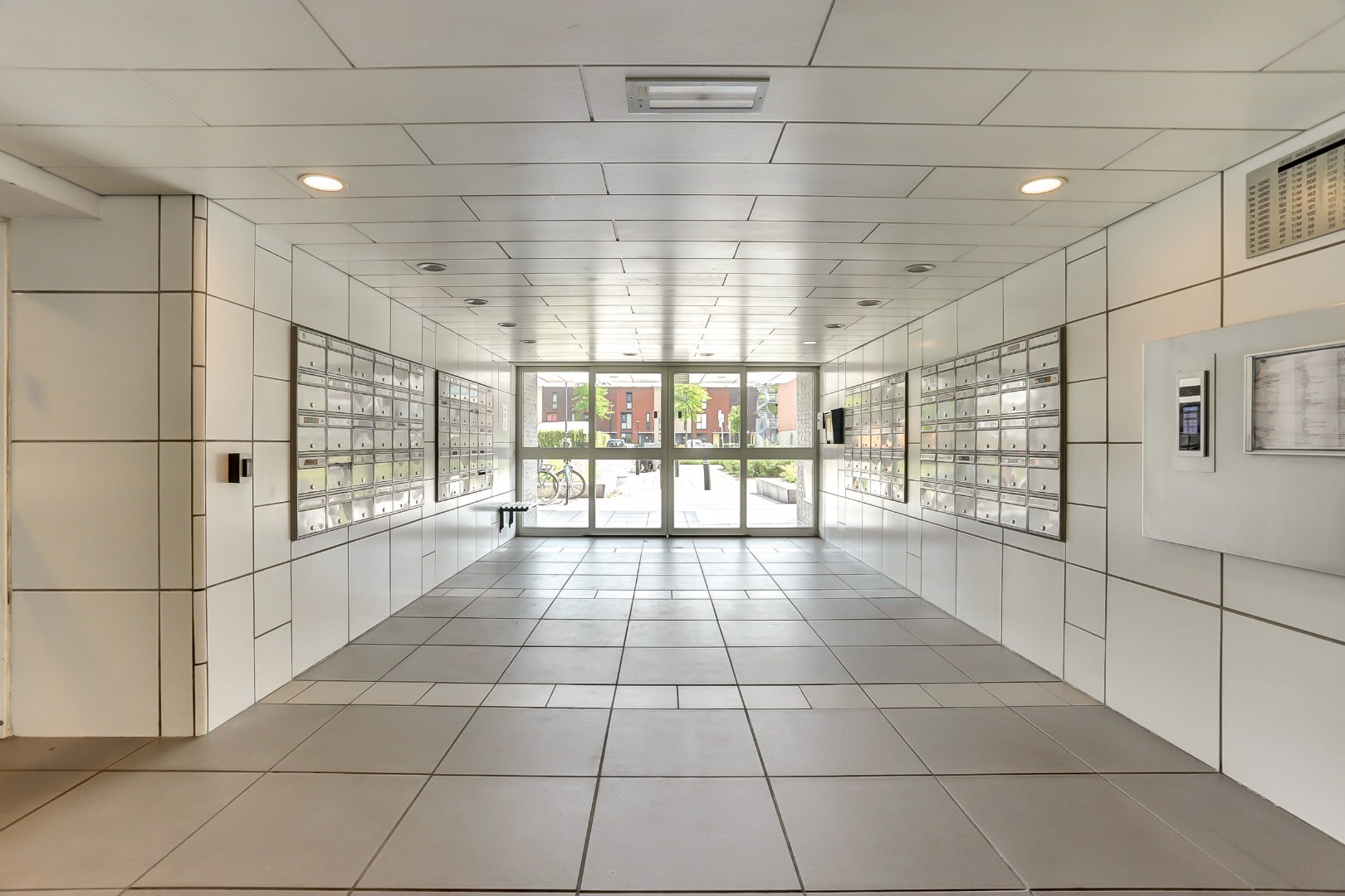 Zonder klussen te betrekken dit fraaie 4-kamer appartement op de 10e verdieping met 3 slaapkamers, fraaie keuken, moderne badkamer, mooi uitzicht en gelegen aan een groen park! 