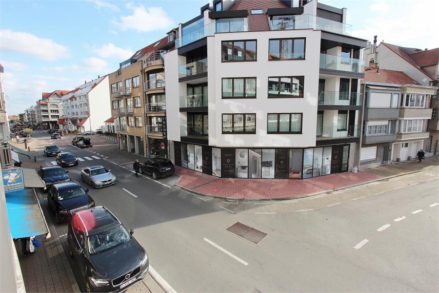 Non-meublé - Grand appartement résidentiel avec une belle vue dégagée, situé en plein centre près de l'avenue Lippens. 