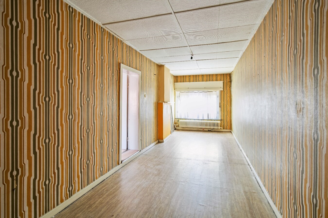 Ruime handelspand met woonst op commerciële ligging 