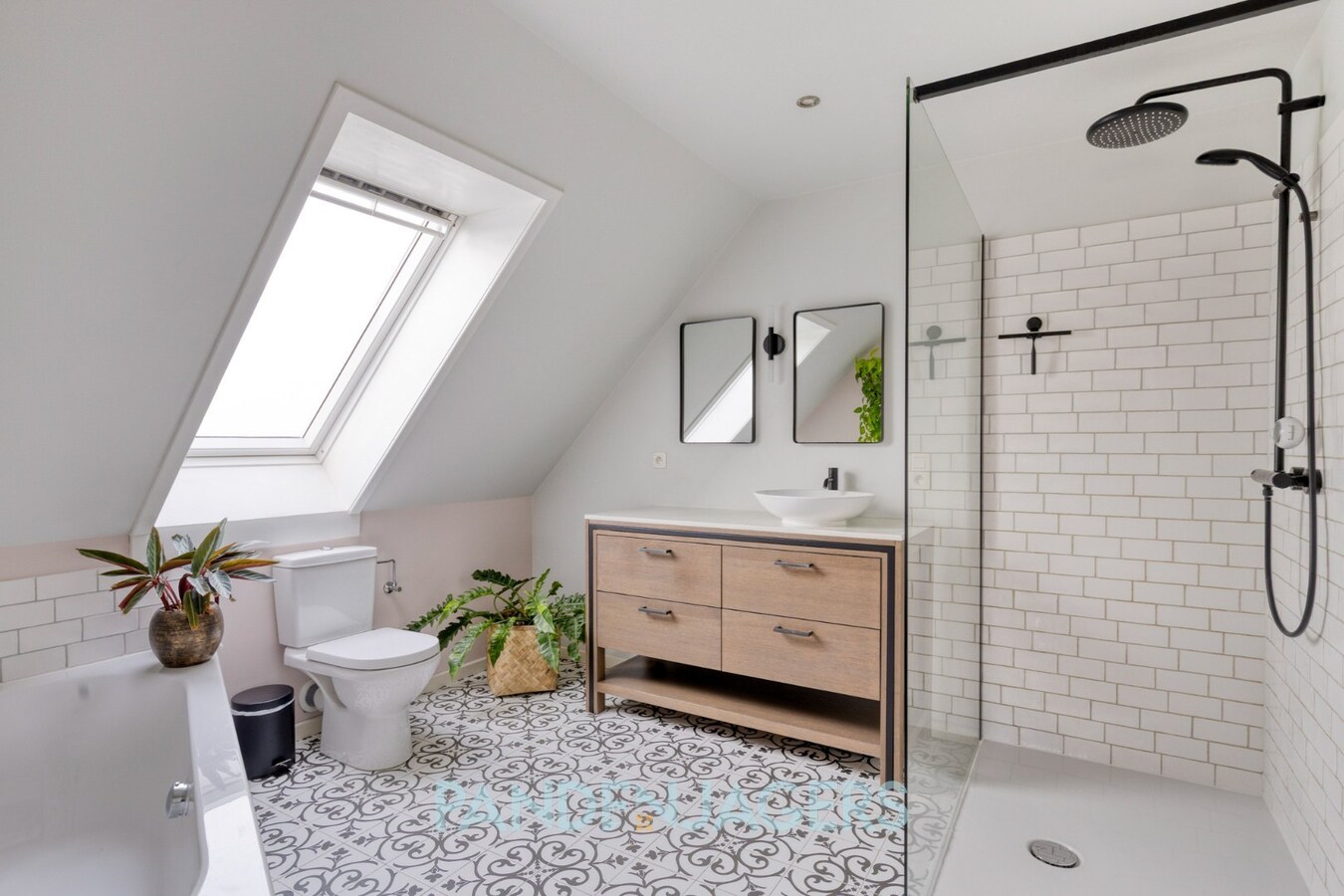 Recente energiezuinige woning met 6 slaapkamers, laadpaal en ruim perceel 