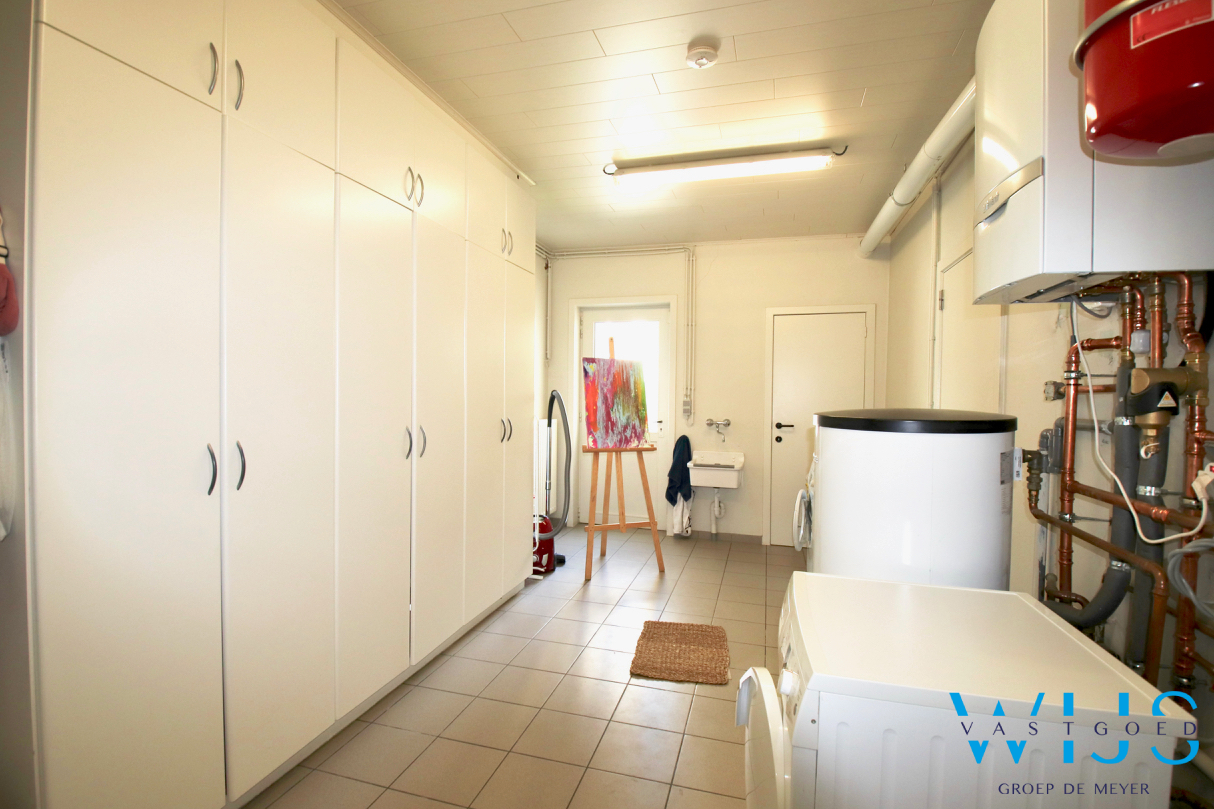 Karaktervol woonhuis met 5 slaapkamers &amp; prachtige tuin te CENTRUM Assenede ! 