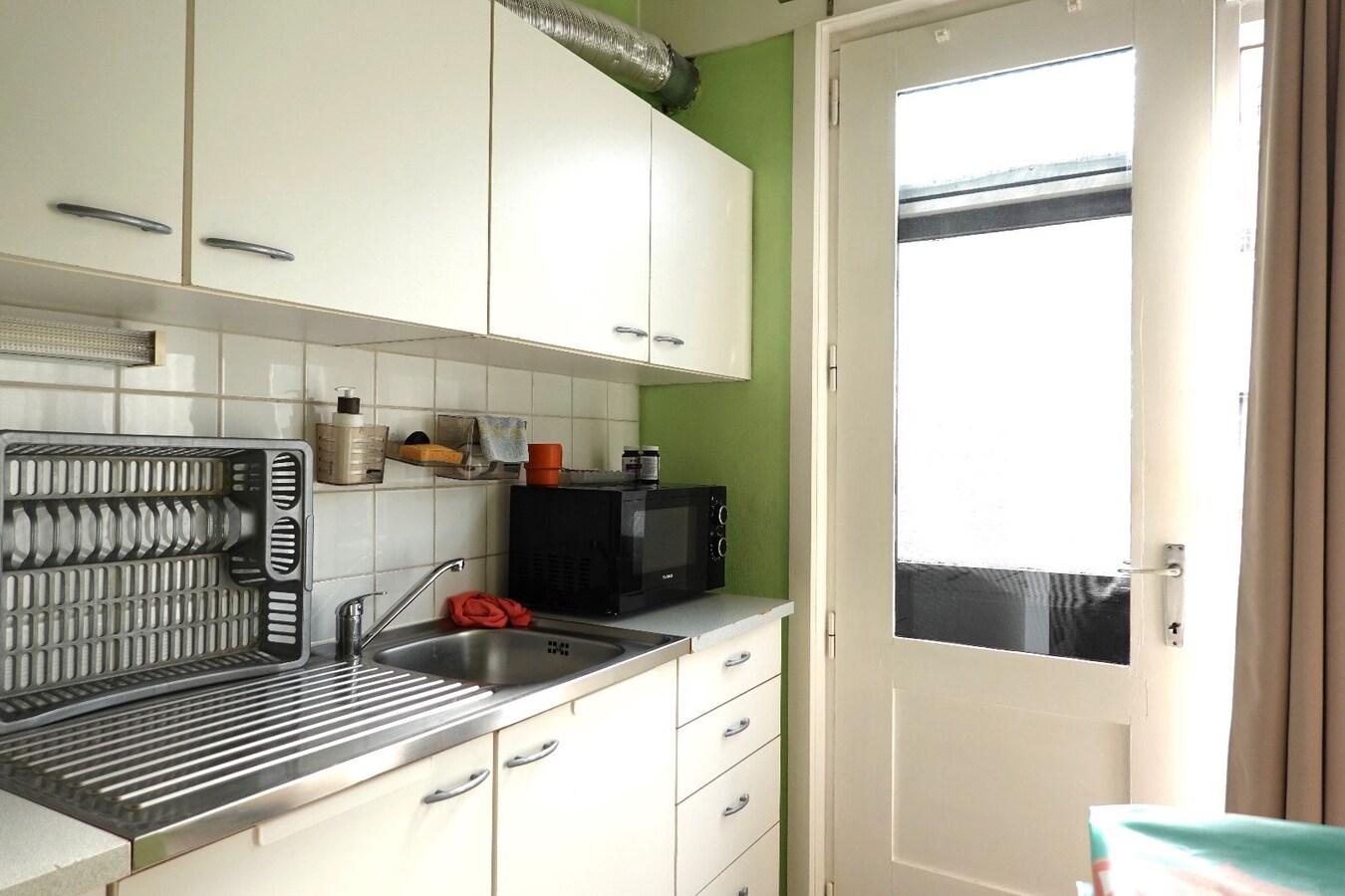 Op te frissen rijwoning in hartje Gistel 