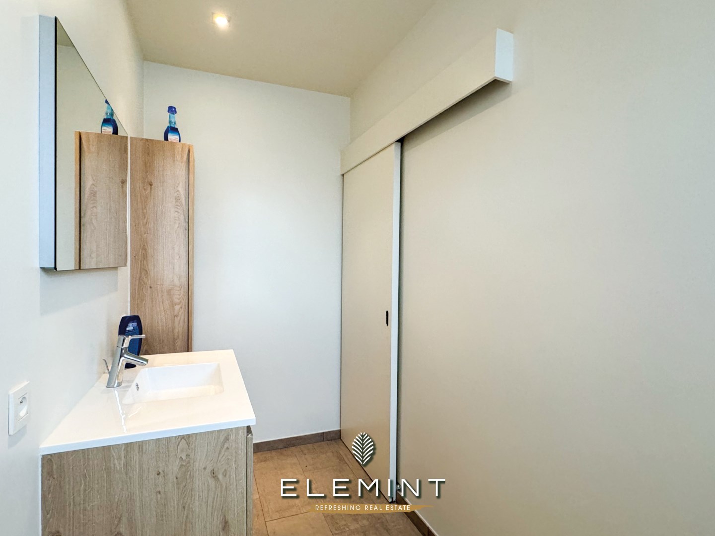 Rekkem. Ruime halfopen woning met 5 slaapkamers, tuin &amp; garage 