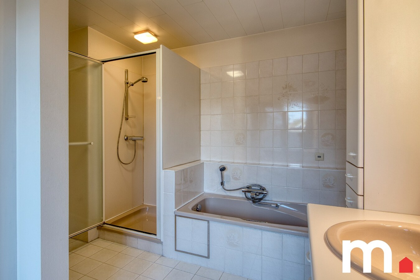 Centrum gelegen gezinswoning met praktijkmogelijkheid te Gullegem ! 