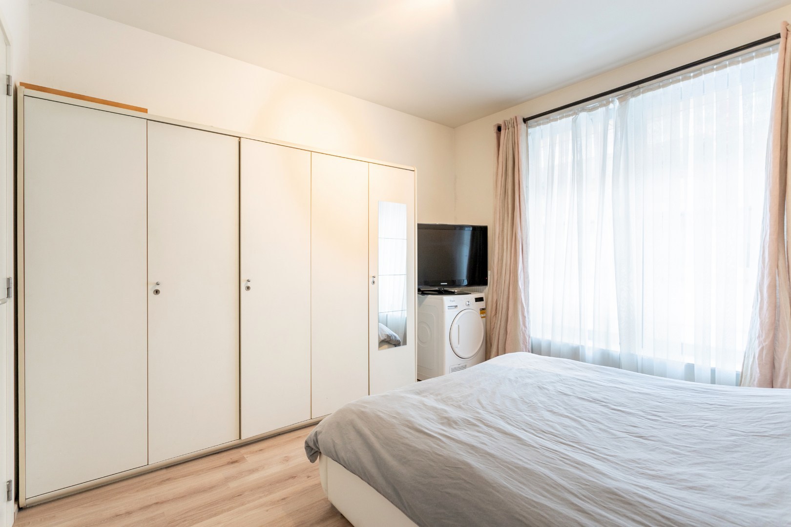 Energiezuinig 1-slpk appartement gelijkvloers met terras, parking en toplocatie nabij Brussel-Zuid 