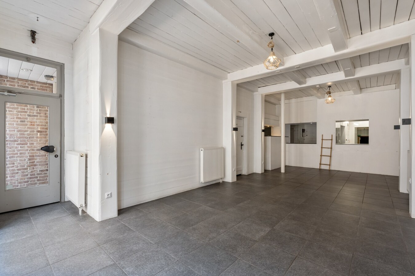 Polyvalent handelspand (restaurant, afhaalrestaurant, wijnbar,  kantoor, winkel...) gelegen op 100 meter van de historische markt van Maaseik! 