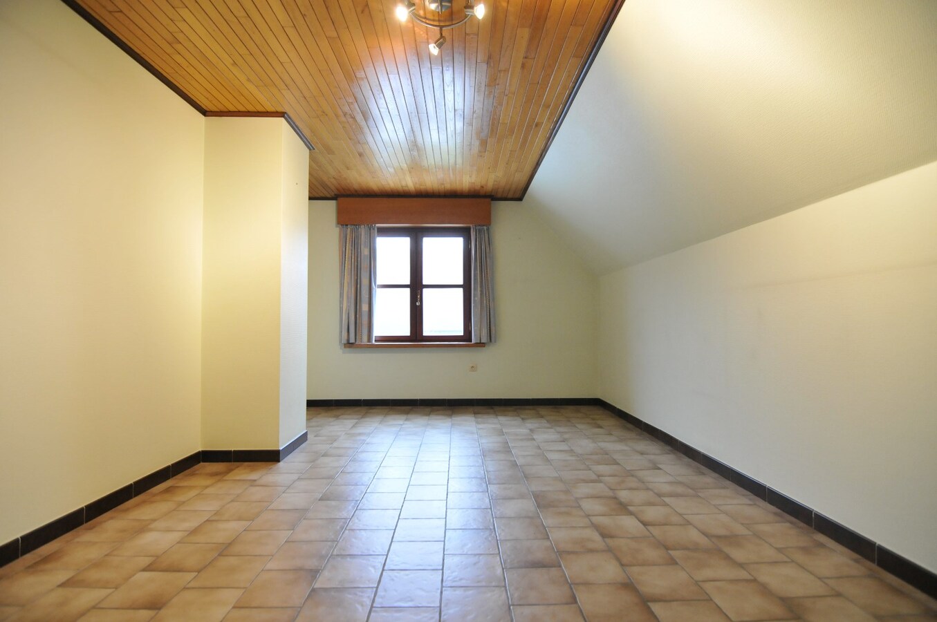 RUIME WONING MET TUIN EN GARAGE 