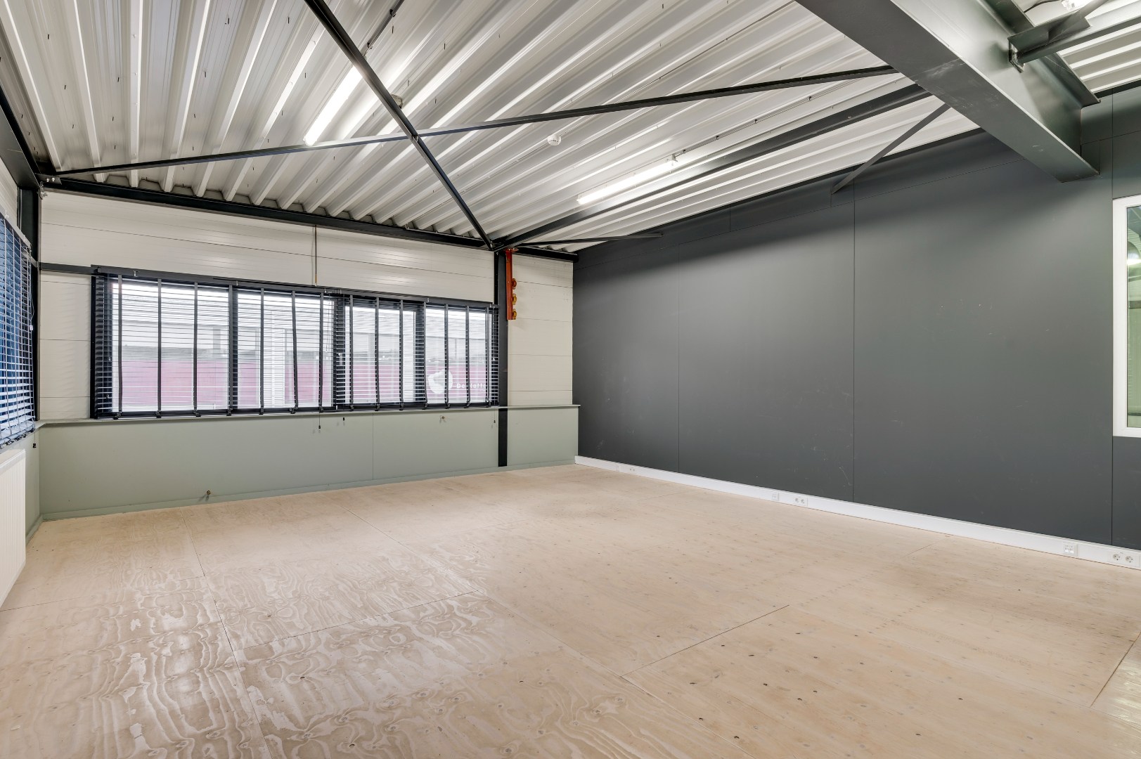 Hangar (Loods) te huur in Weert