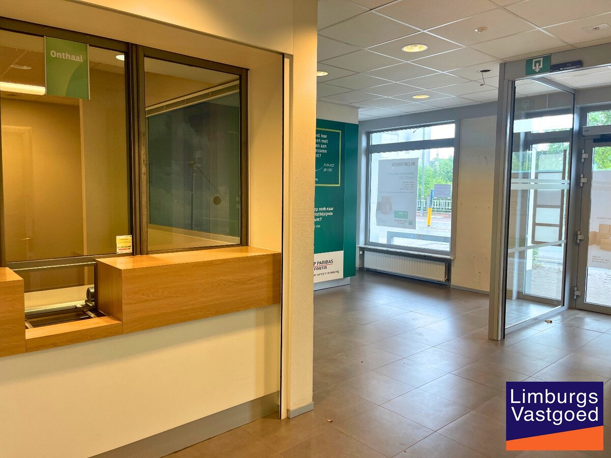 Kantoorgebouw 482m² op 3a85ca met tuin en garage op commerciële topligging 