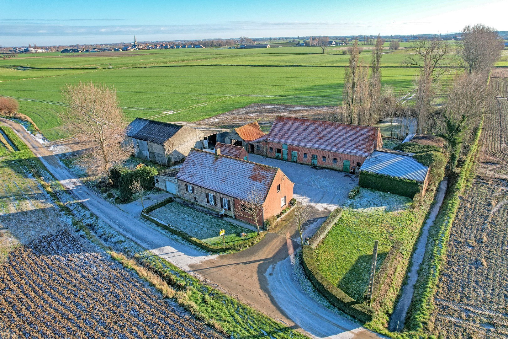 Landelijk gelegen te renoveren hoeve op 4395m². 