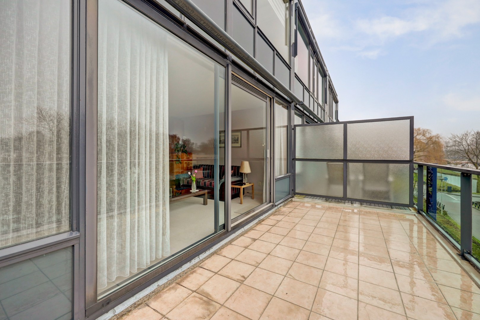 Licht en royaal 3-kamerappartement op de 2e etage met riant balkon en een garagebox in de onderbouw. 