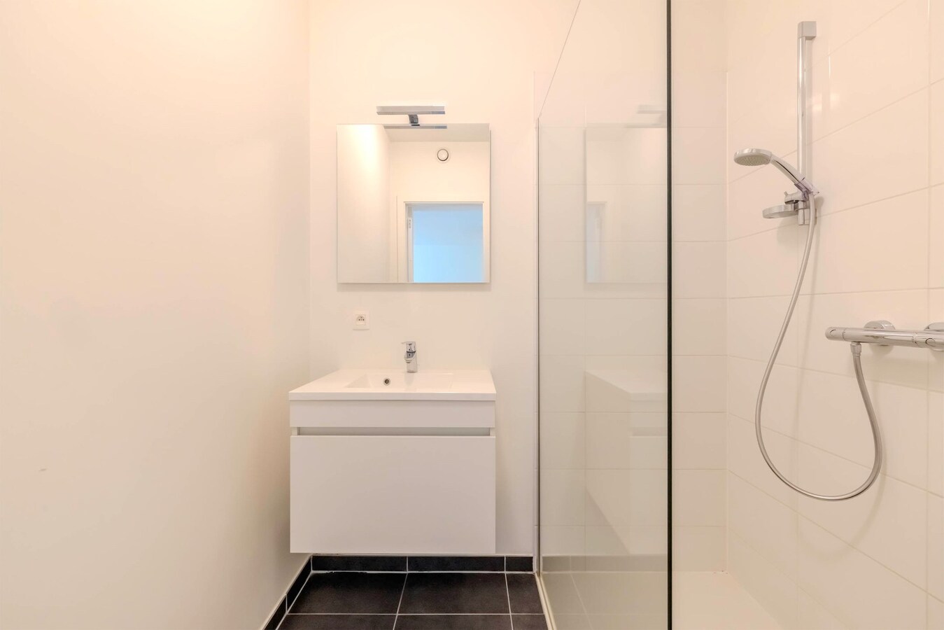 Instapklaar appartement + parking + berging 