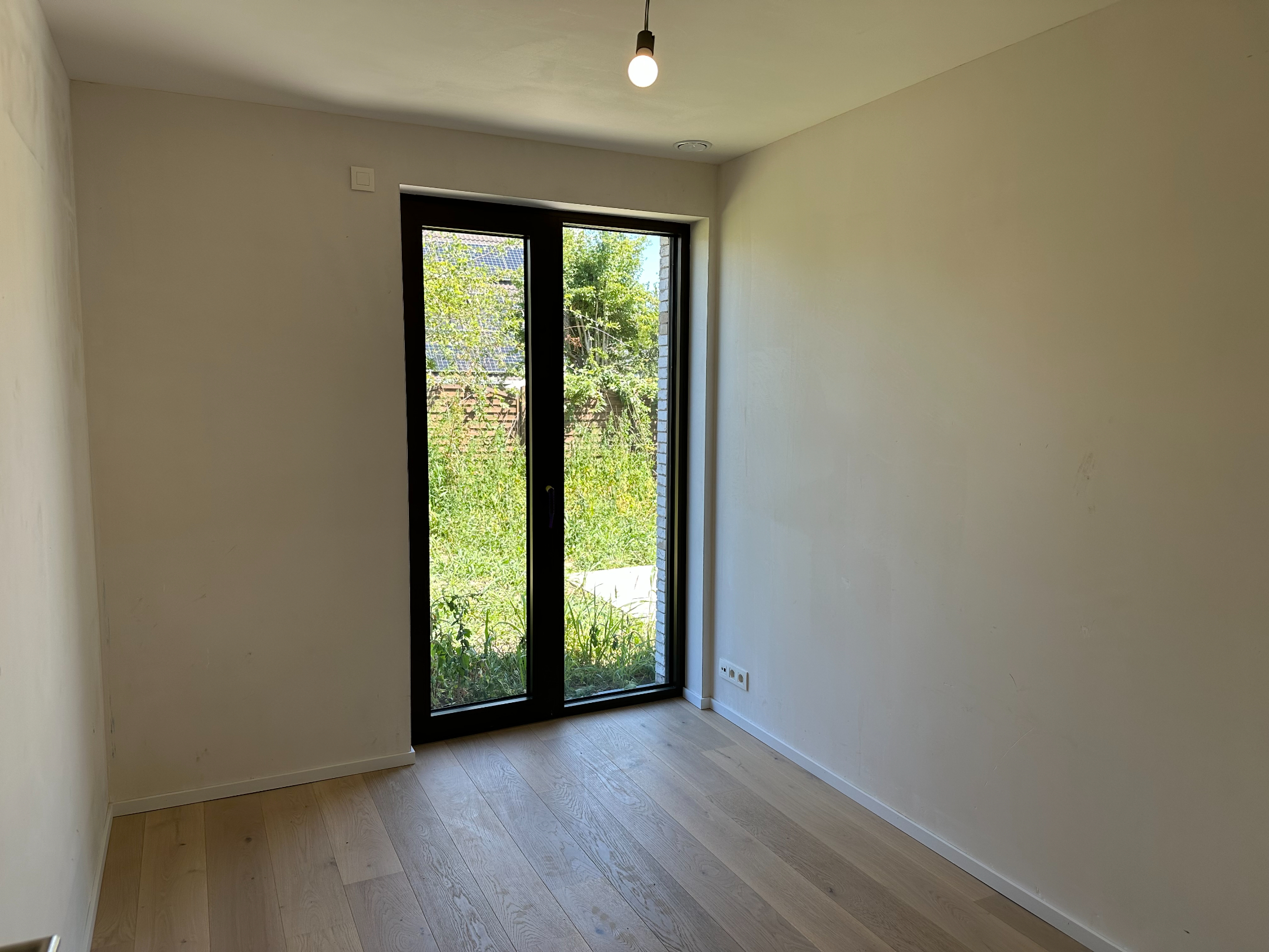 Exclusieve nieuwbouwwoning met 3 slaapkamers, ruime garage en zonnige terrassen op een rustige ligging in Knokke. 