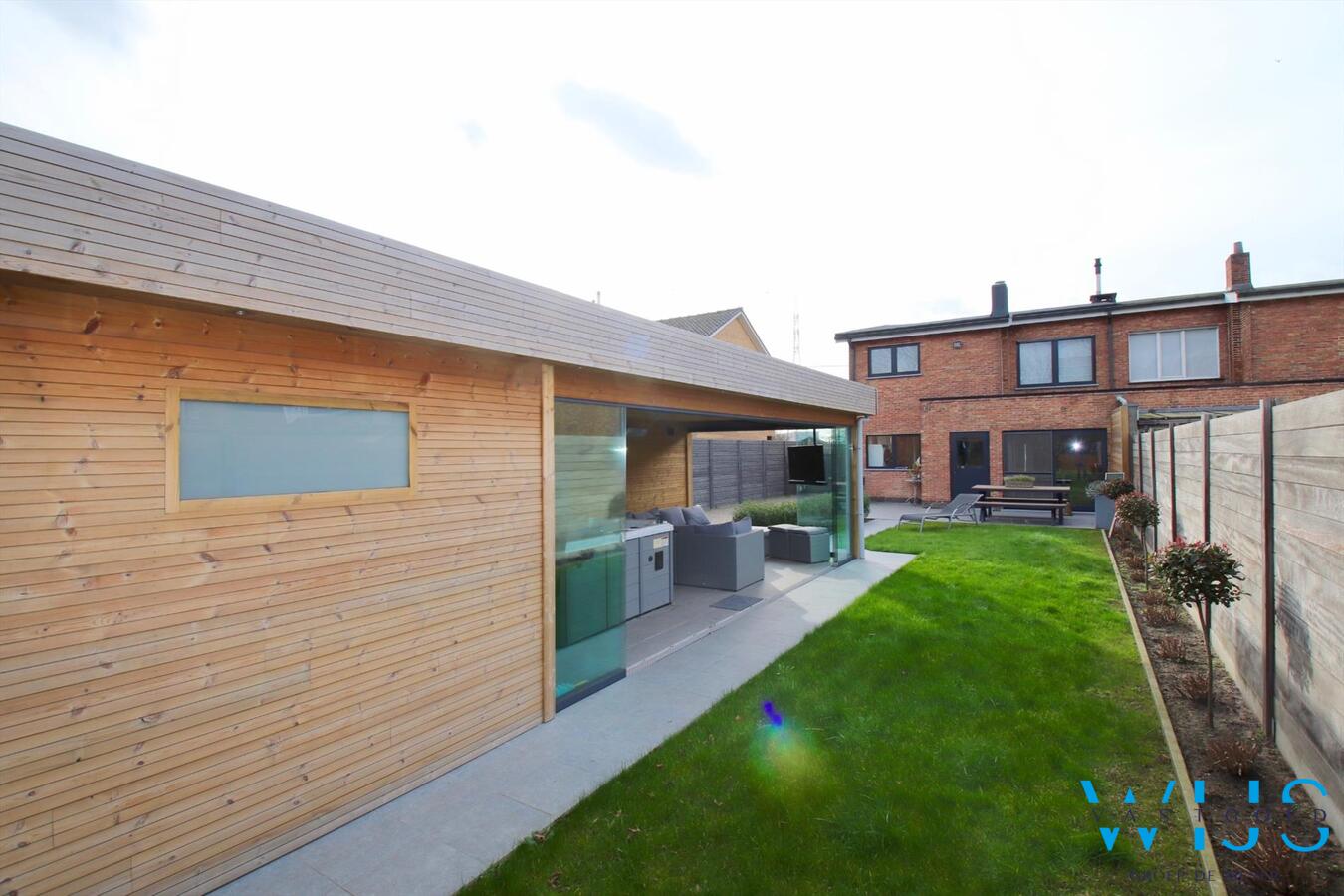 Tot in de puntjes gerenoveerde halfopen bebouwing met lounge gedeelte! 