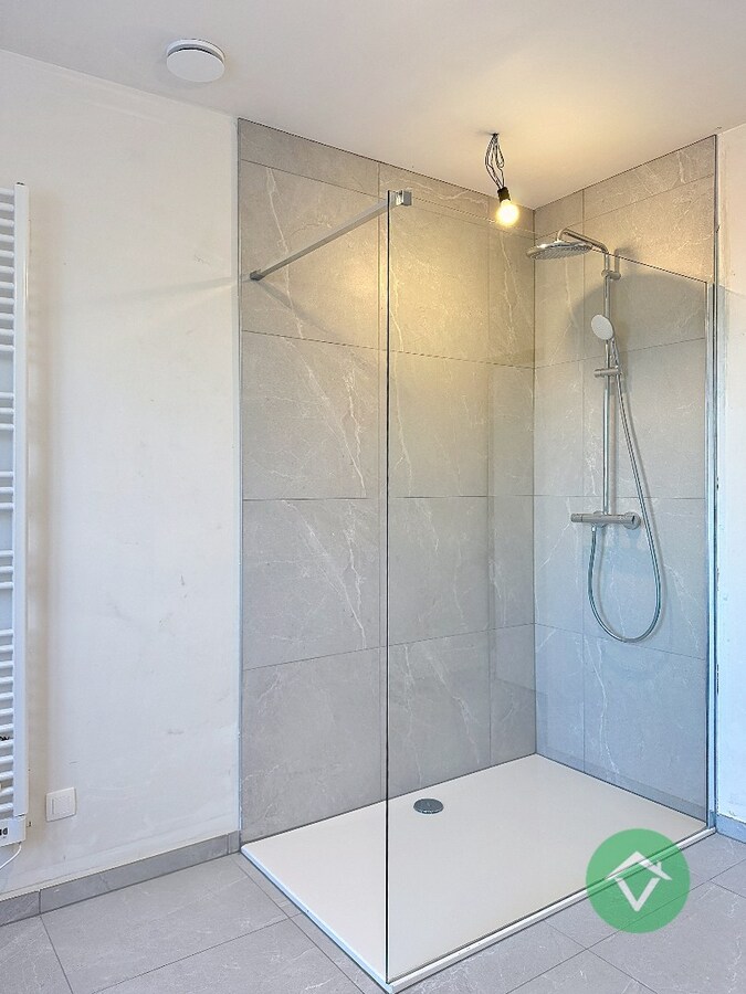 Volledig nieuwe woning met 4 slaapkamers en diepe tuin te Wijnendale 