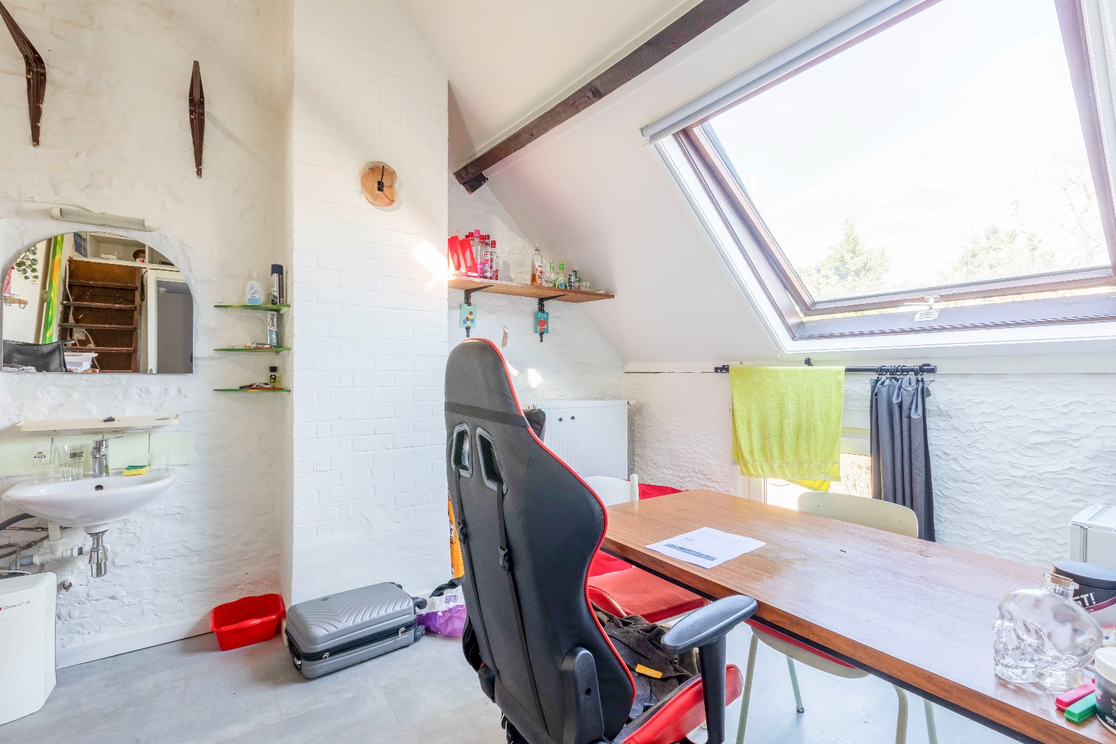 Vergunde opbrengsteigendom met 5 kamers nabij Gent Sint-Pieters. 