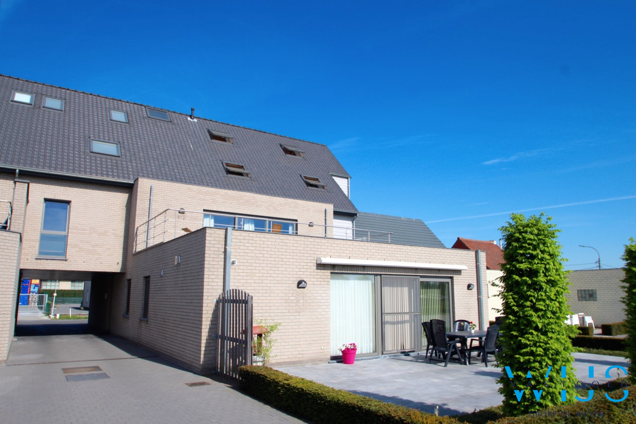 Zeer ruim instapklaar 4 slaapkamerappartement met garage en staanplaats te ERTVELDE 