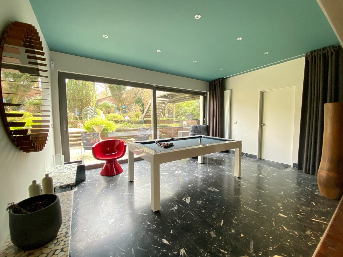 Authentique villa du 20e siècle, rénovée par un architecte de renom, avec 6 chambres et jardin ! 