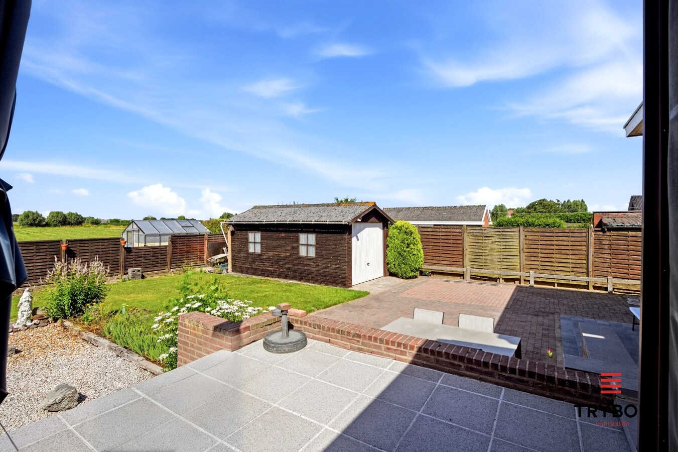 Alleenstaande woning op een ruim perceel met 3 slaapkamers en 2 garages! 