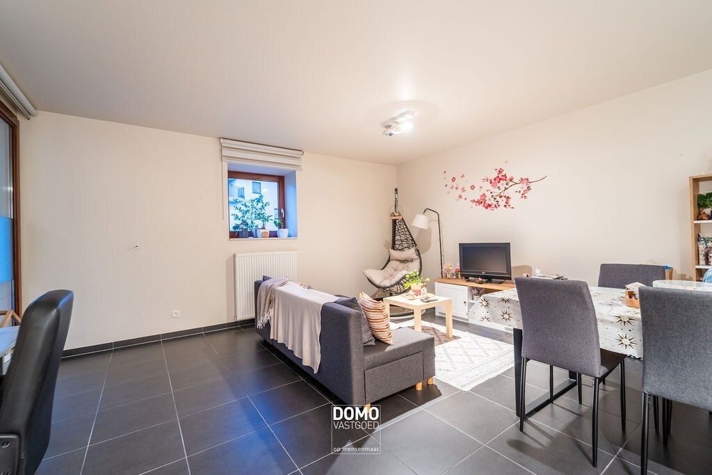 MODERN EN ENERGIEZUINING APPARTEMENT MET 1 SLAAPKAMER EN EIGEN PARKING TE BILZEN 