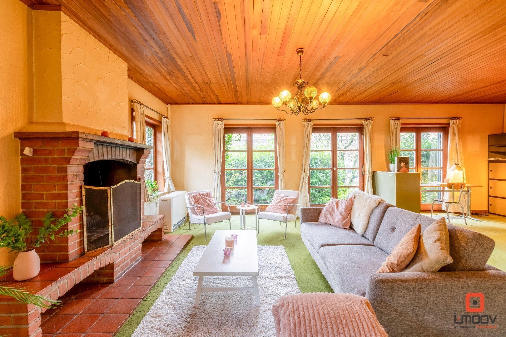 Ruime, te renoveren villa met grote tuin en twee garages 