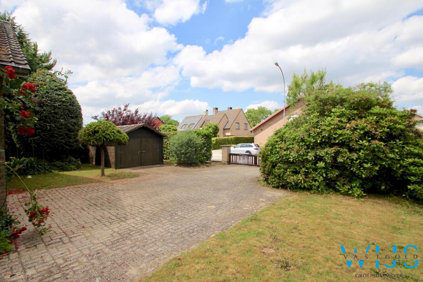 Op te frissen bungalow op een prachtig perceel van 960 vierkante meter te Oostakker ! 