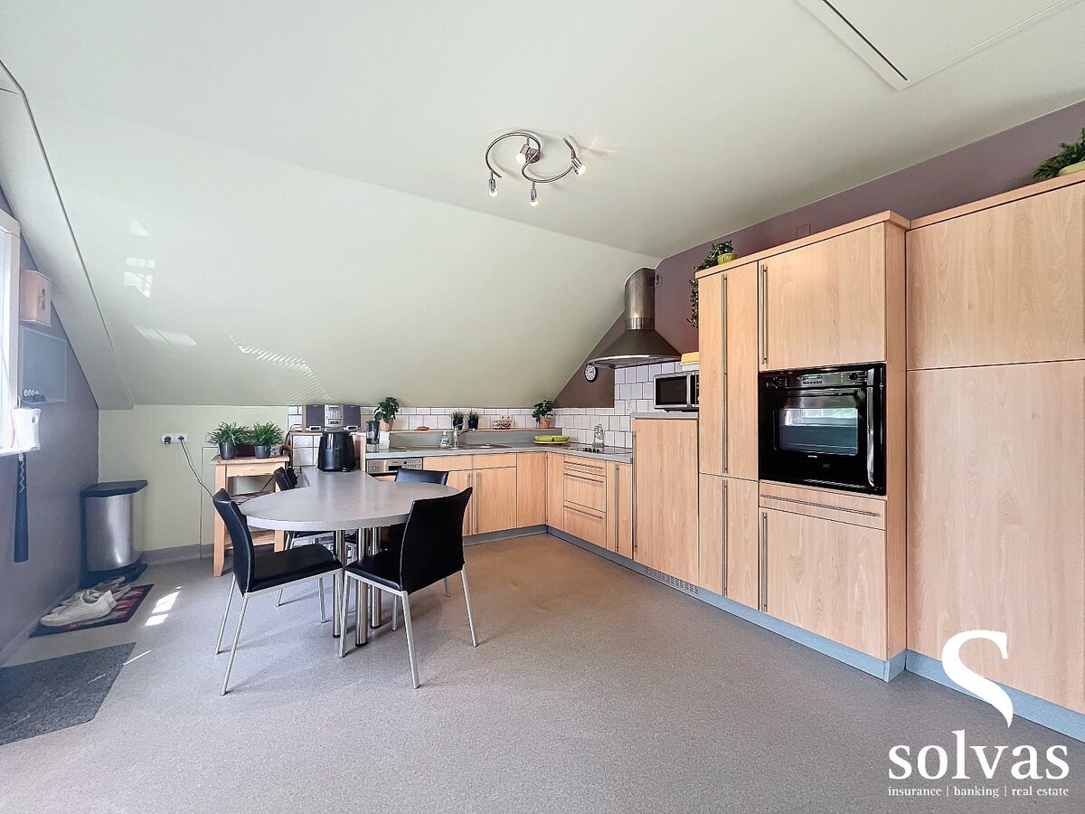 RUIM DAKAPPARTEMENT MET 2 SLAAPKAMERS! 