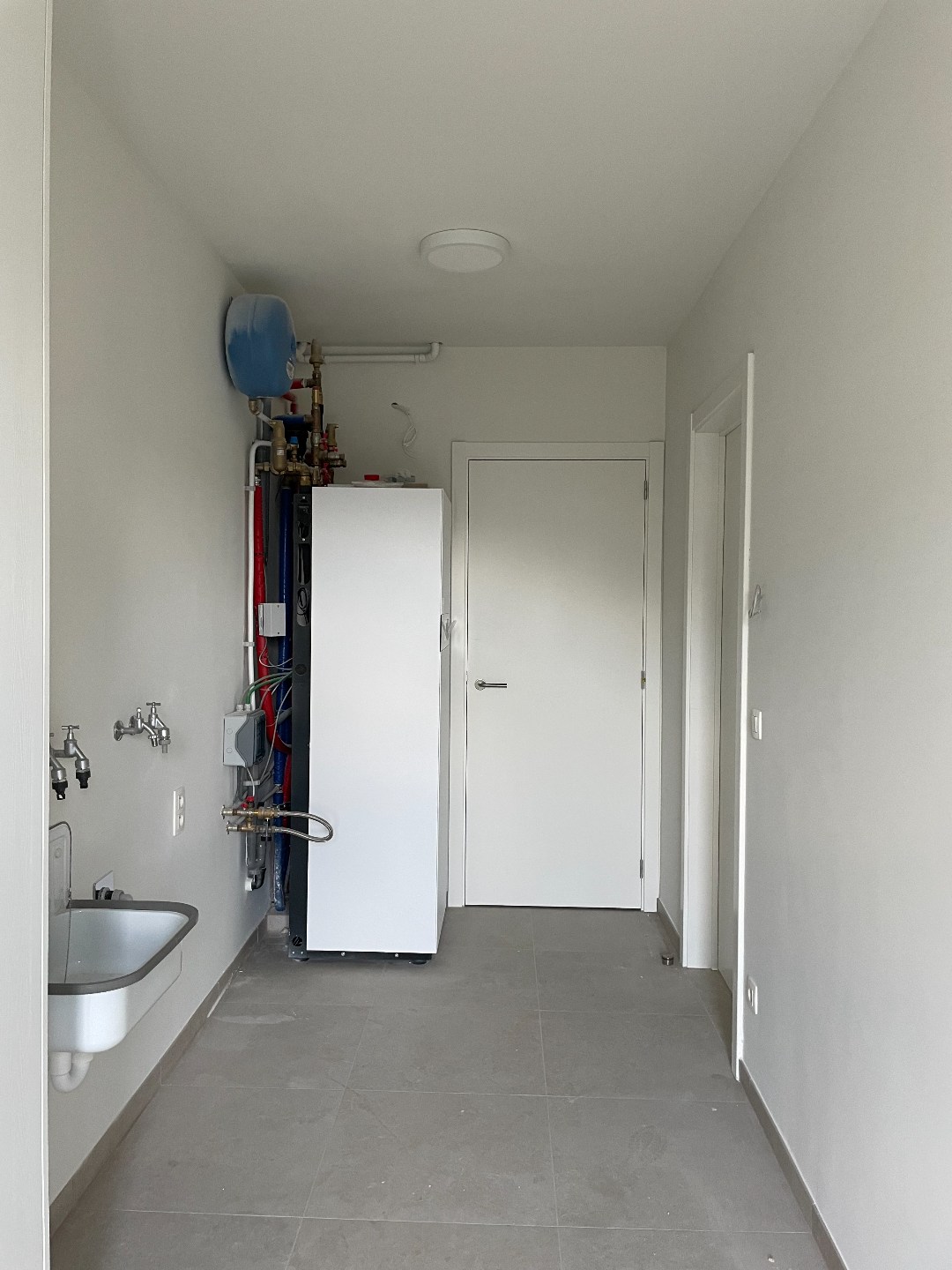 Zeer ruime moderne halfopen nieuwbouwwoning met tuin/terras en garage 