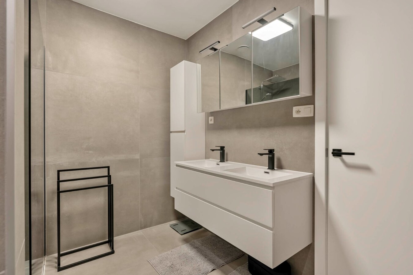 Recent duplex appartement met 2 slaapkamers en garage. 