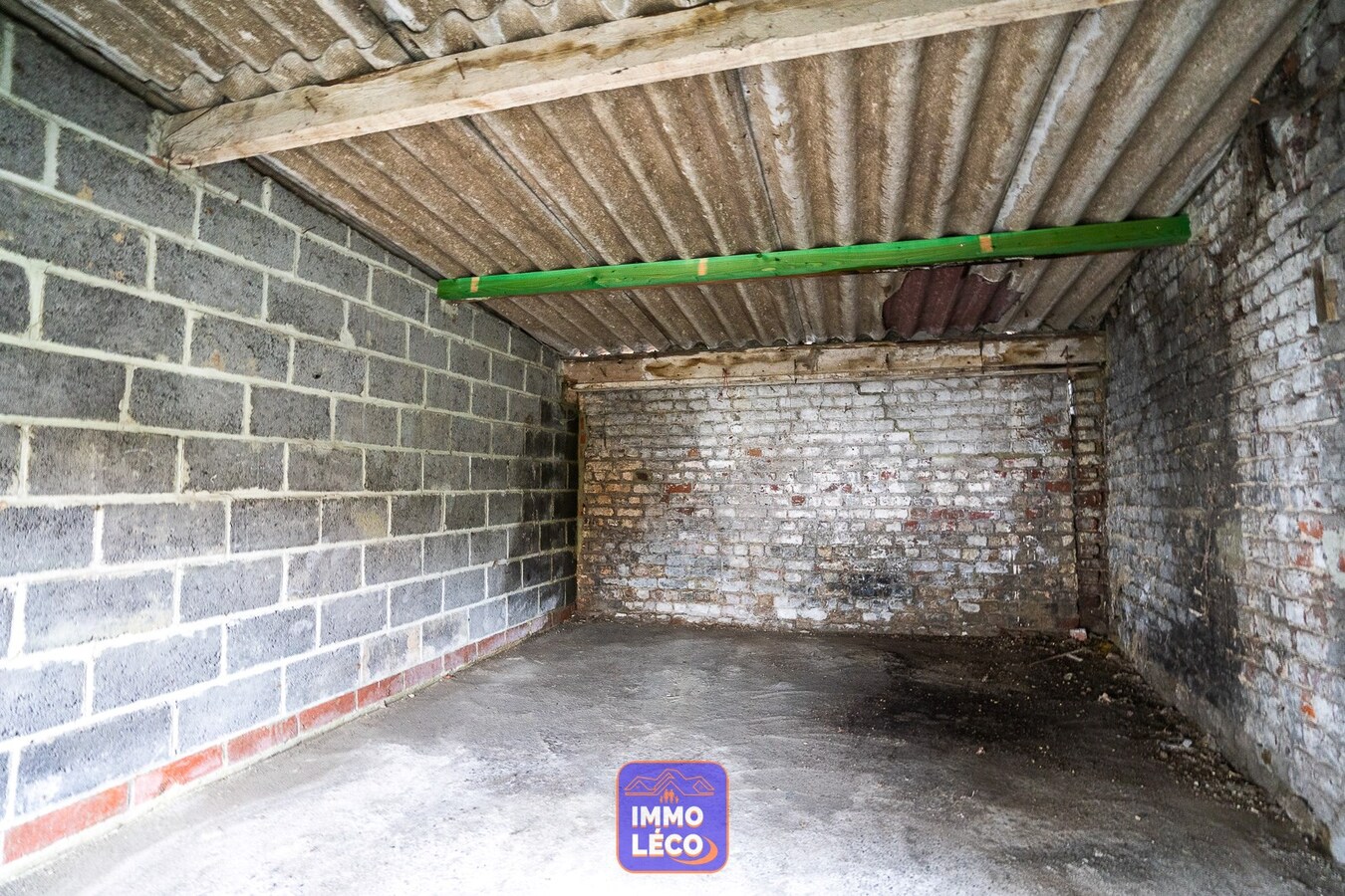 Garage pour une voiture. 