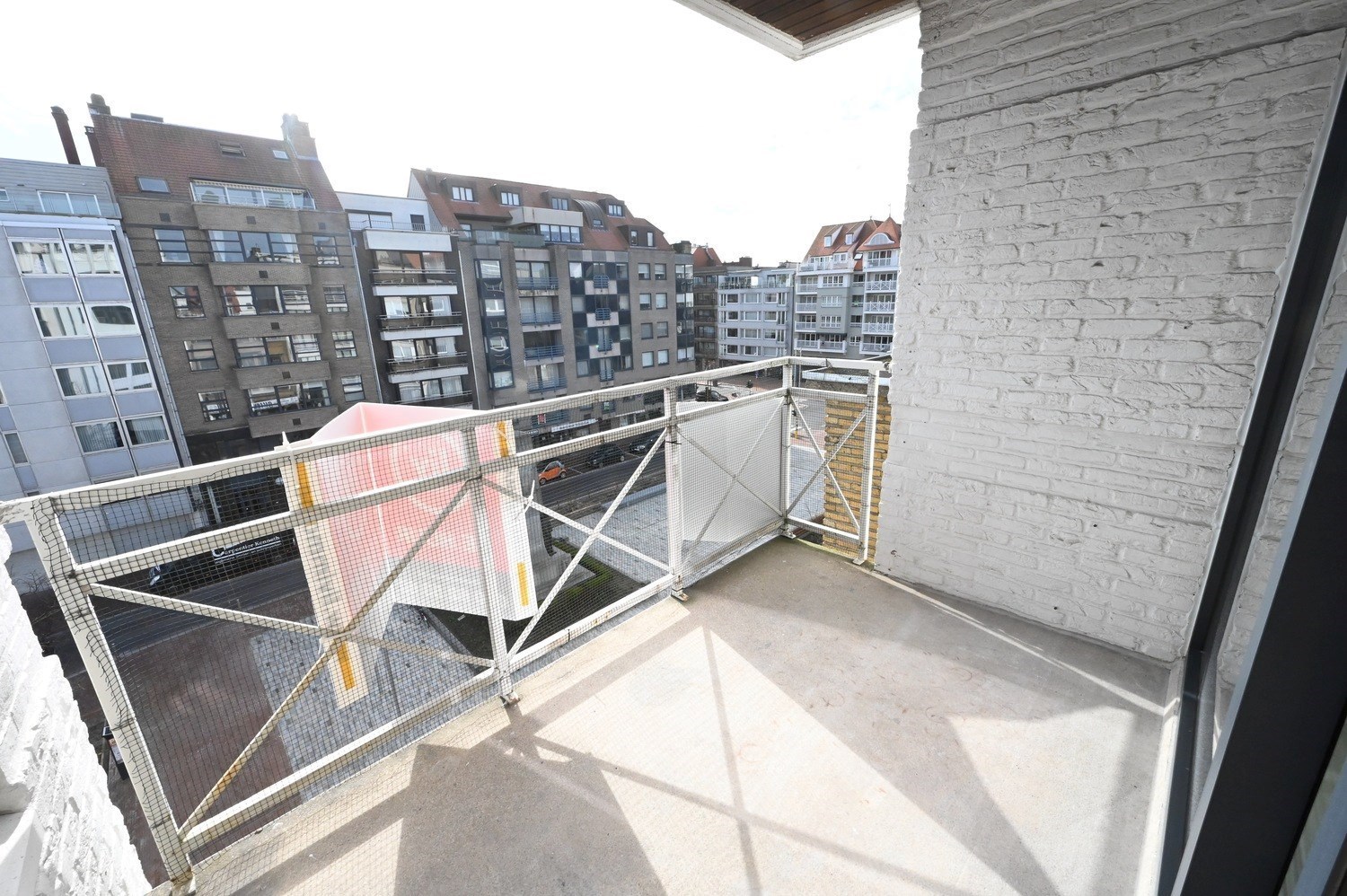 Non meublé - Neuf - Appartement luxueusement rénové avec 3 chambres et une vue dégagée sur la place du Bourgmestre Frans Desmidt. 