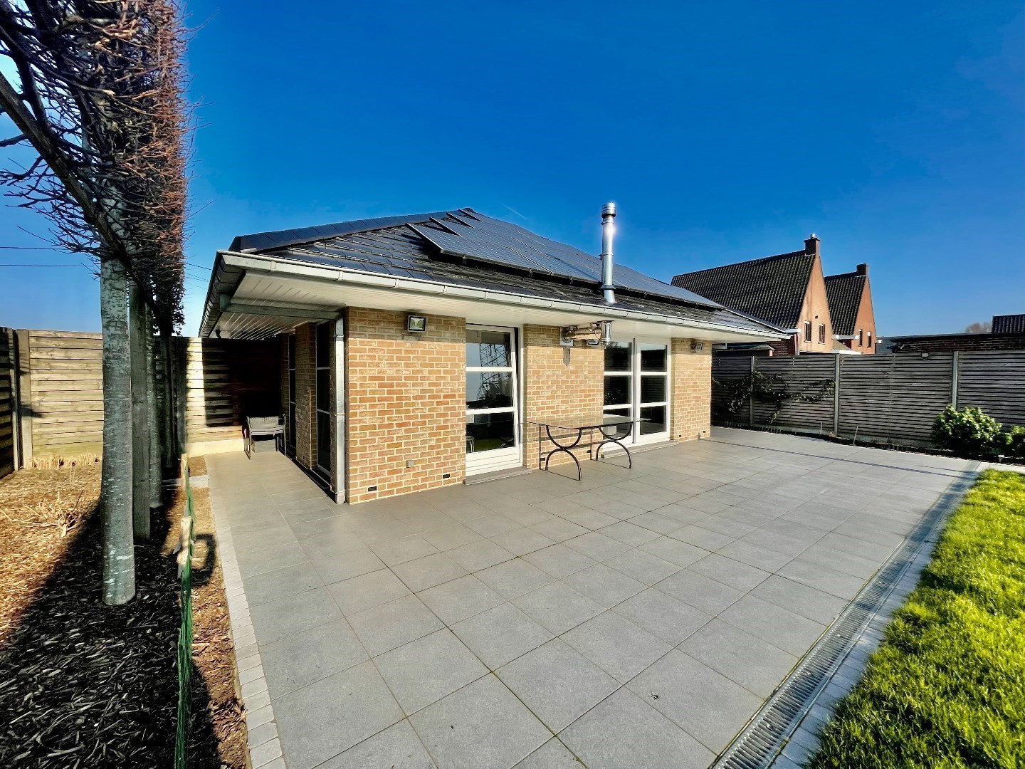 VERLAAGDE PRIJS - Gelijkvloerse villa met prachtige tuin op 850m² 