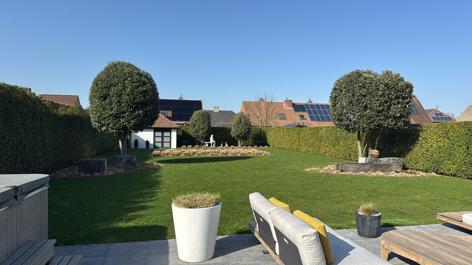 Stijlvolle alleenstaande villa met luxueus interieur en vier slaapkamers te Roeselare 