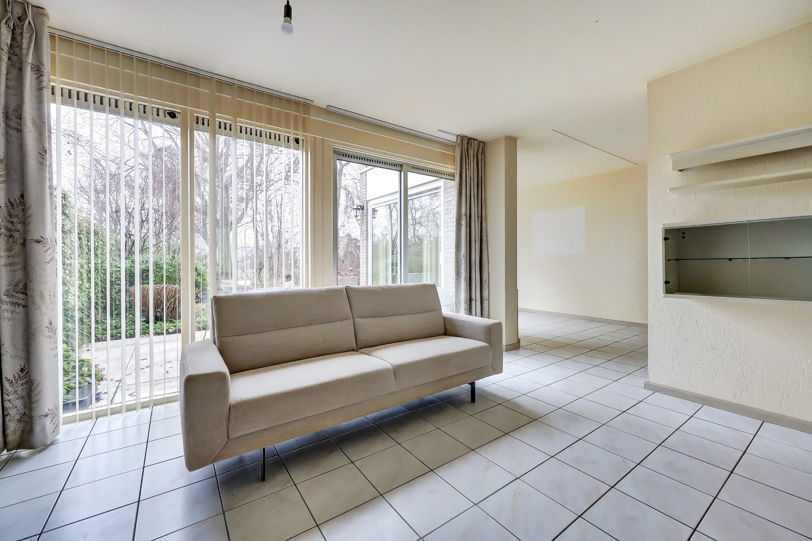 Ruime en lichte 2-onder-1-kap woning met parkeerplaats, garage, 3 slaapkamers, en zonnige tuin op het zuidwesten direct aan het water 