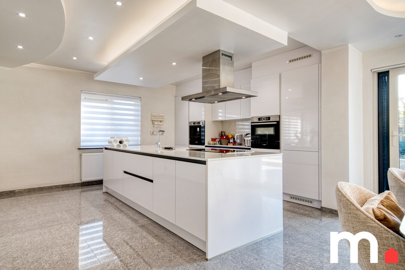 Gerenoveerd centraal gelegen woonst met praktijkruimte te Moorsele ! 