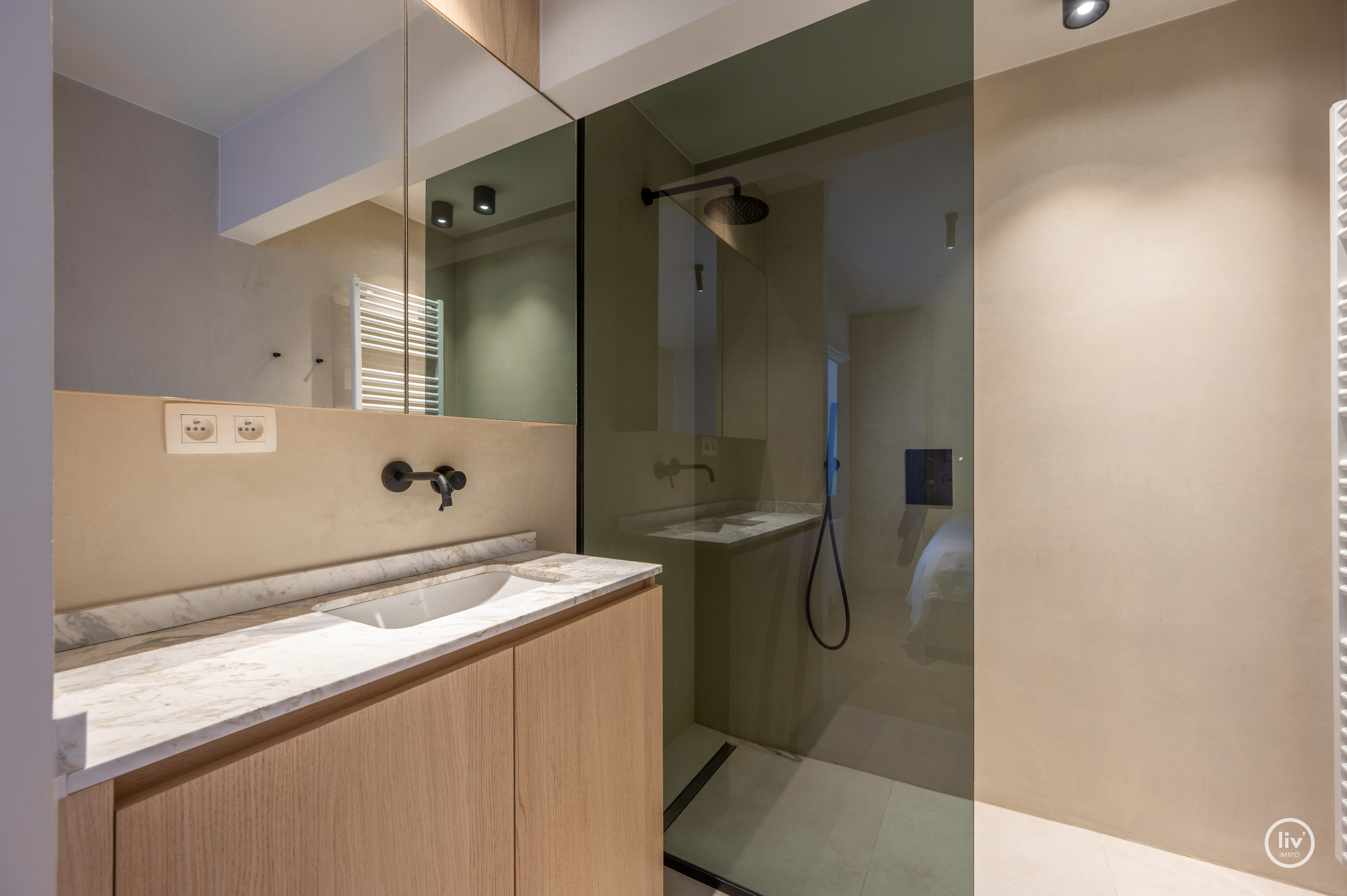Voici la traduction en français :Appartement lumineux et également en penthouse, idéalement situé entre le Zoute et le centre commercial (possibilité d'acquérir une place de garage à proximité de l'ap 