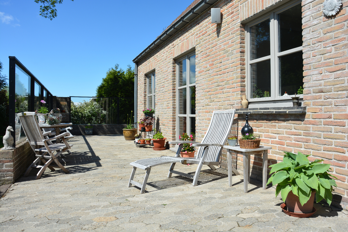 Uiterst rustig gelegen villa met kantoorruimte 