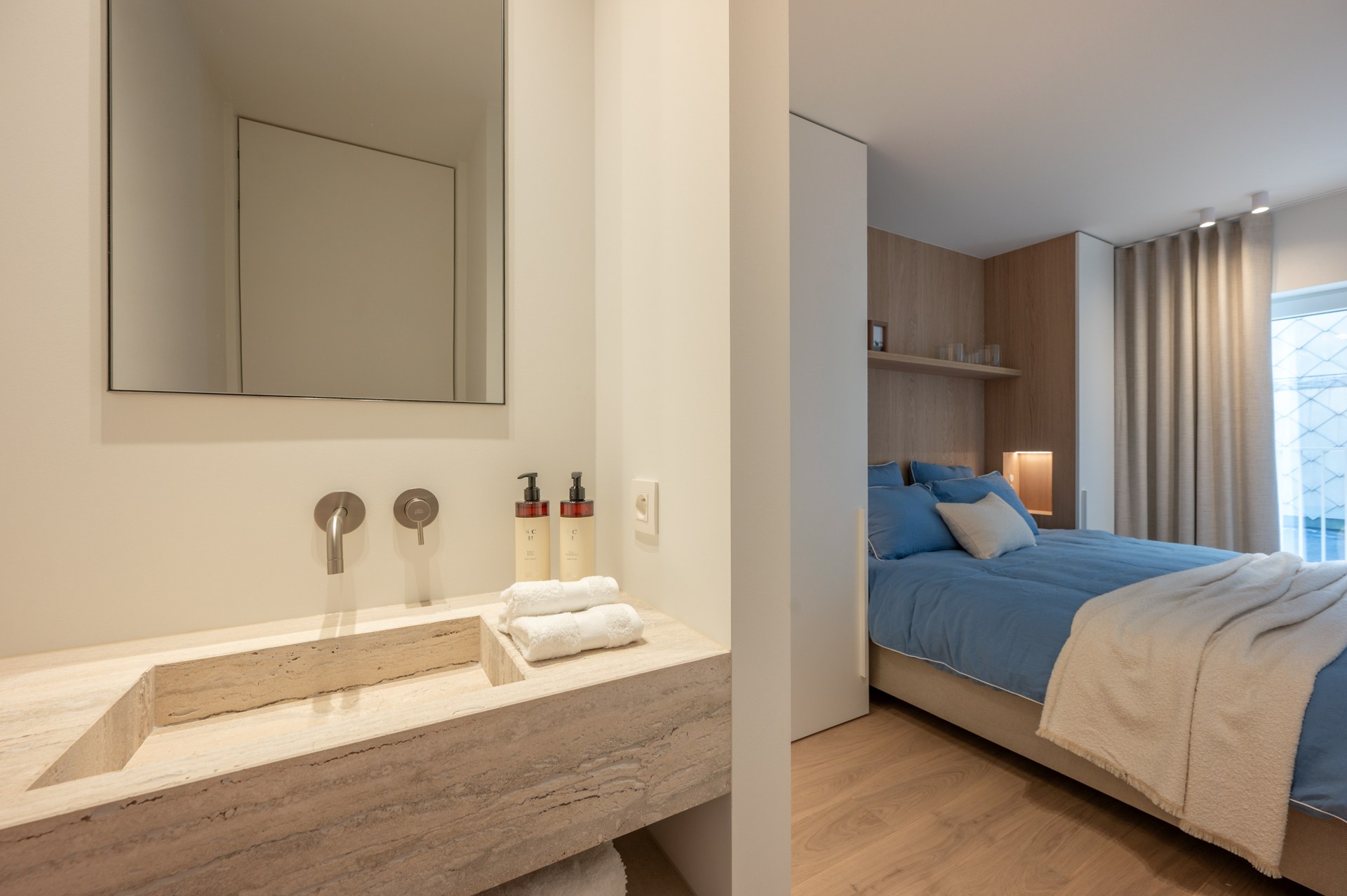 Appartement rénové de haut standing situé du côté ouest avec vue latérale sur la mer. 