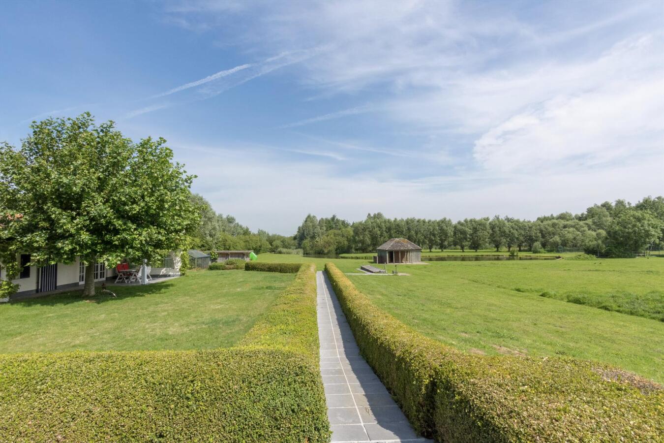 Exclusief landhuis met bijbouw op uniek natuurdomein 