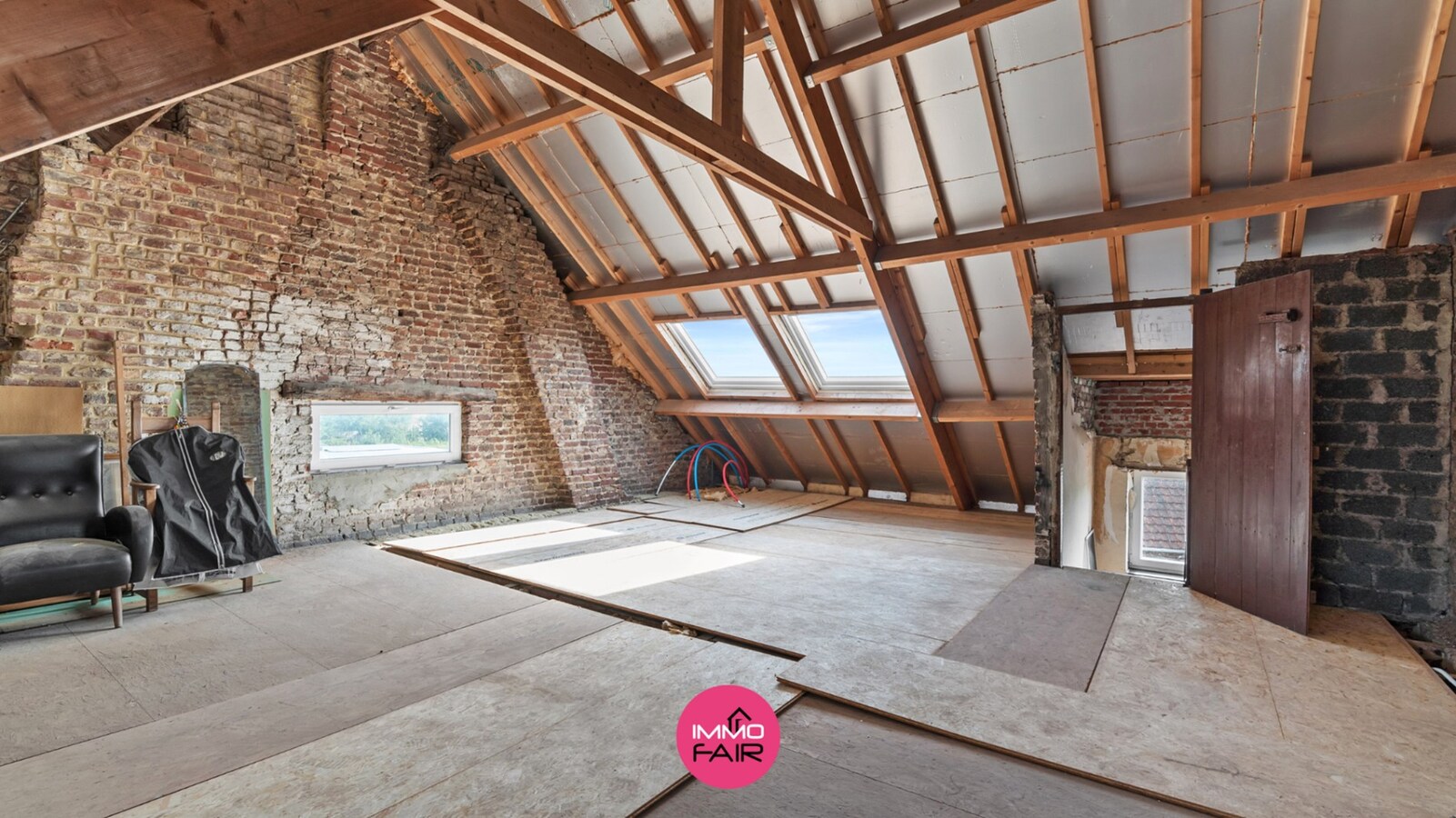 Karakteristieke hoeve met panoramisch zicht aan de achterzijde van perceel! 