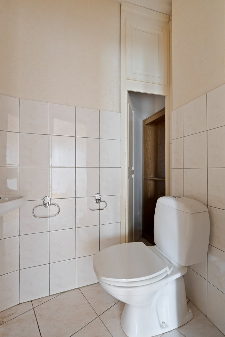 apart toilet