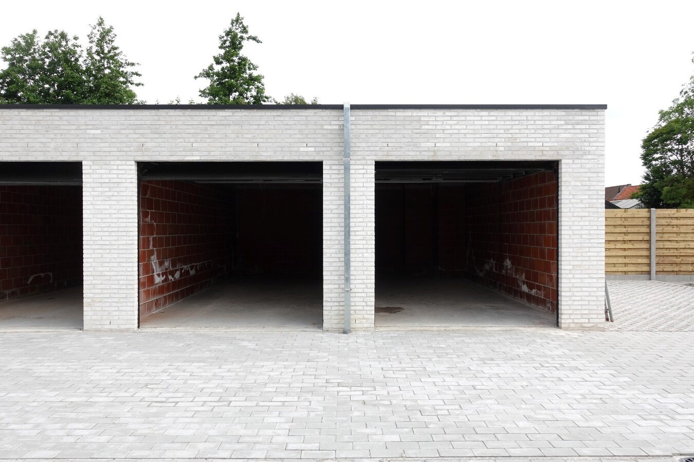 Residentie Chapeau: Ruime garagebox met automatische poort 
