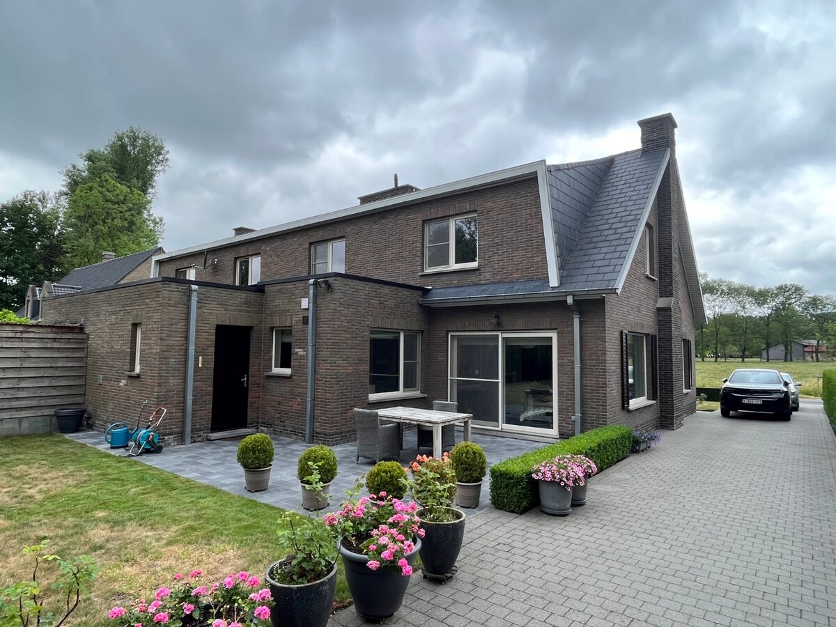 Ruime woning in het groene Zevergem, vlakbij Gent 