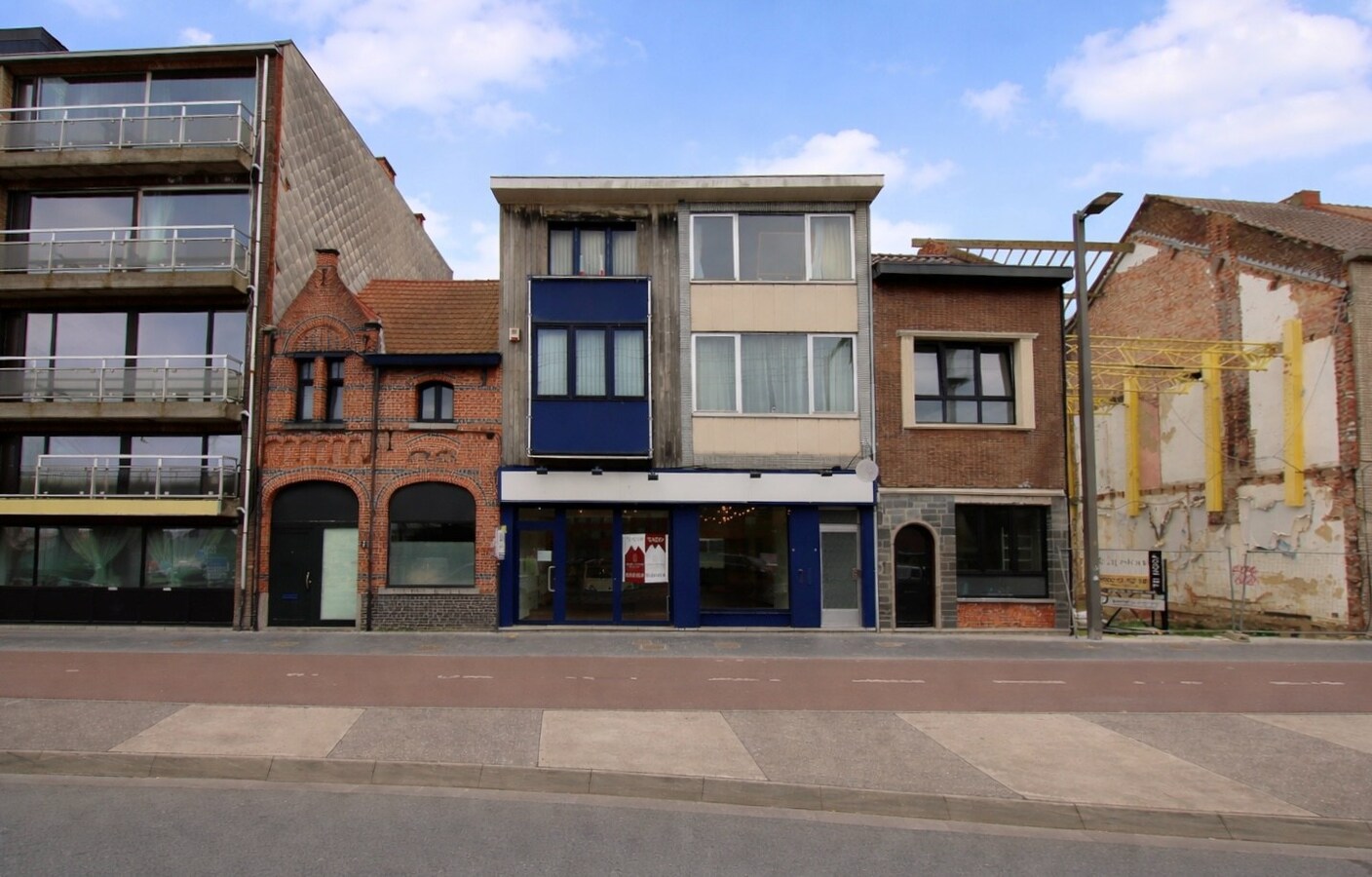 Te koop in Sint-Niklaas: uitzonderlijk handelshuis met woonst en duplex appartement, met optionele garageboxen en sterk opbrengstpotentieel 